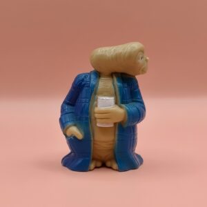 skraa-profil-forsidebillede af original E.T. i blaa morgenkaabe samlerfigur fra LJN Toys Ltd. i urestaureret stand – Originalt retro-samlerobjekt på Ayounis.dk