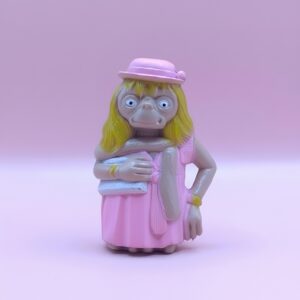 set-forfra af original E.T. i lyseroed kjole med paryk samlerfigur fra LJN Toys Ltd. i urestaureret stand – Originalt retro-samlerobjekt på Ayounis.dk