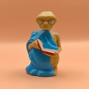 set-forfra af original E.T. med blaa kappe og bog samlerfigur fra LJN Toys Ltd. i urestaureret stand – Originalt retro-samlerobjekt på Ayounis.dk