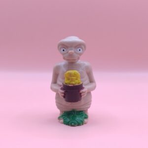set-forfra af original E.T. med blomsterkrukke samlerfigur fra LJN Toys Ltd. i urestaureret stand – Originalt retro-samlerobjekt på Ayounis.dk