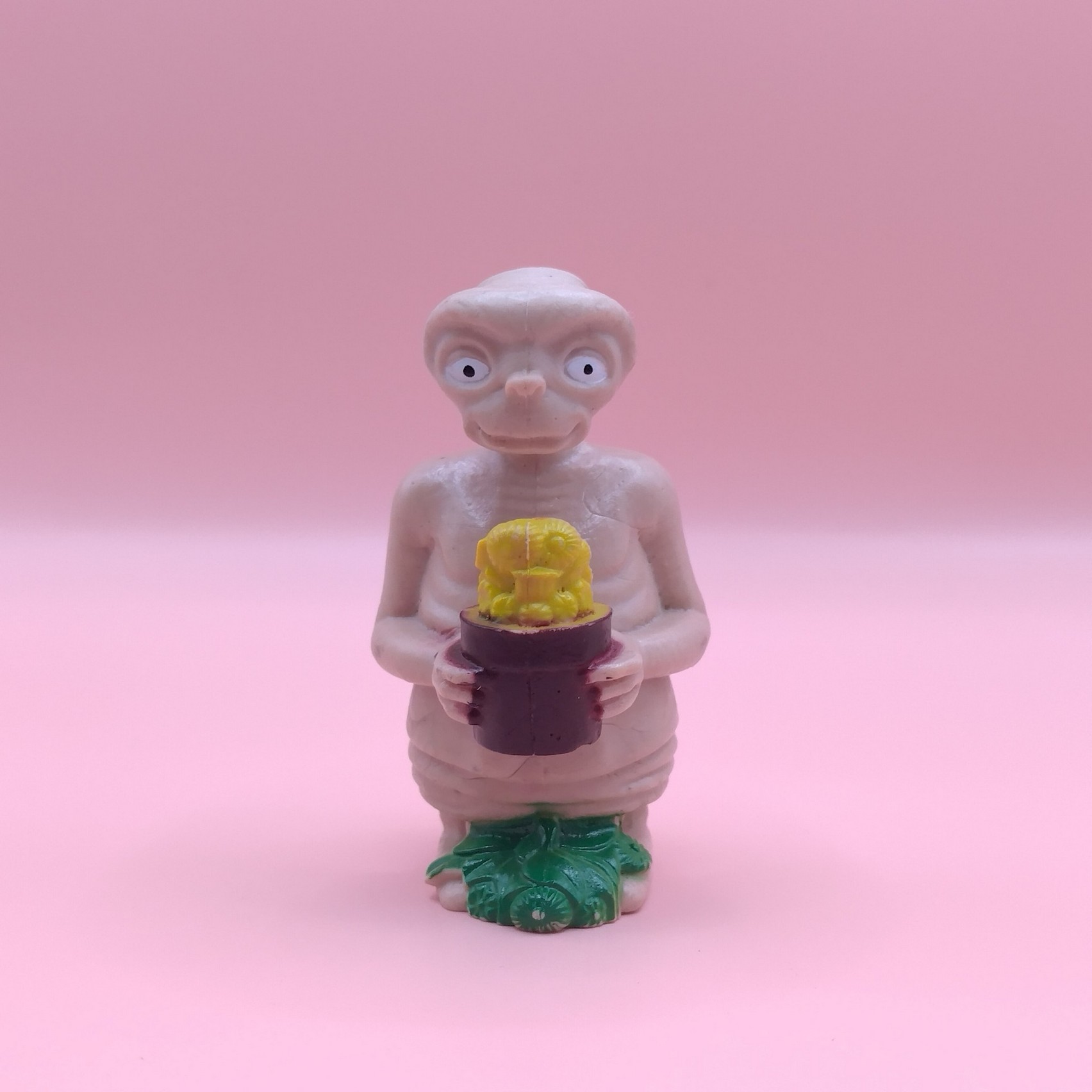 set-forfra af original E.T. med blomsterkrukke samlerfigur fra LJN Toys Ltd. i urestaureret stand – Originalt retro-samlerobjekt på Ayounis.dk