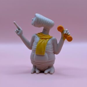 set-forfra af original E.T. phone home med gult toerklaede samlerfigur fra LJN Toys Ltd. i urestaureret stand – Originalt retro-samlerobjekt på Ayounis.dk