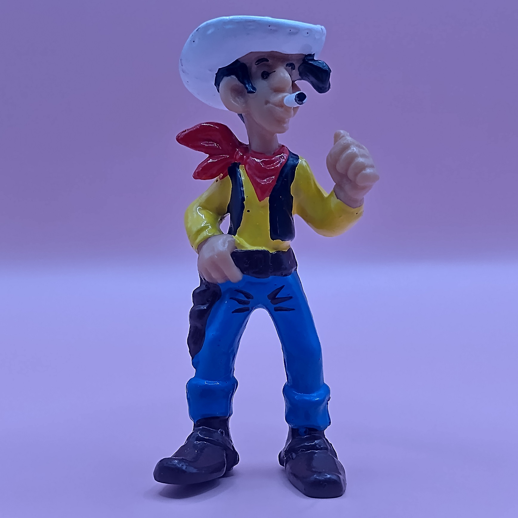 Set forfra af original Lucky Luke samlerfigur fra Bully i urestaureret stand – Originalt retro-samlerobjekt på Ayounis.dk