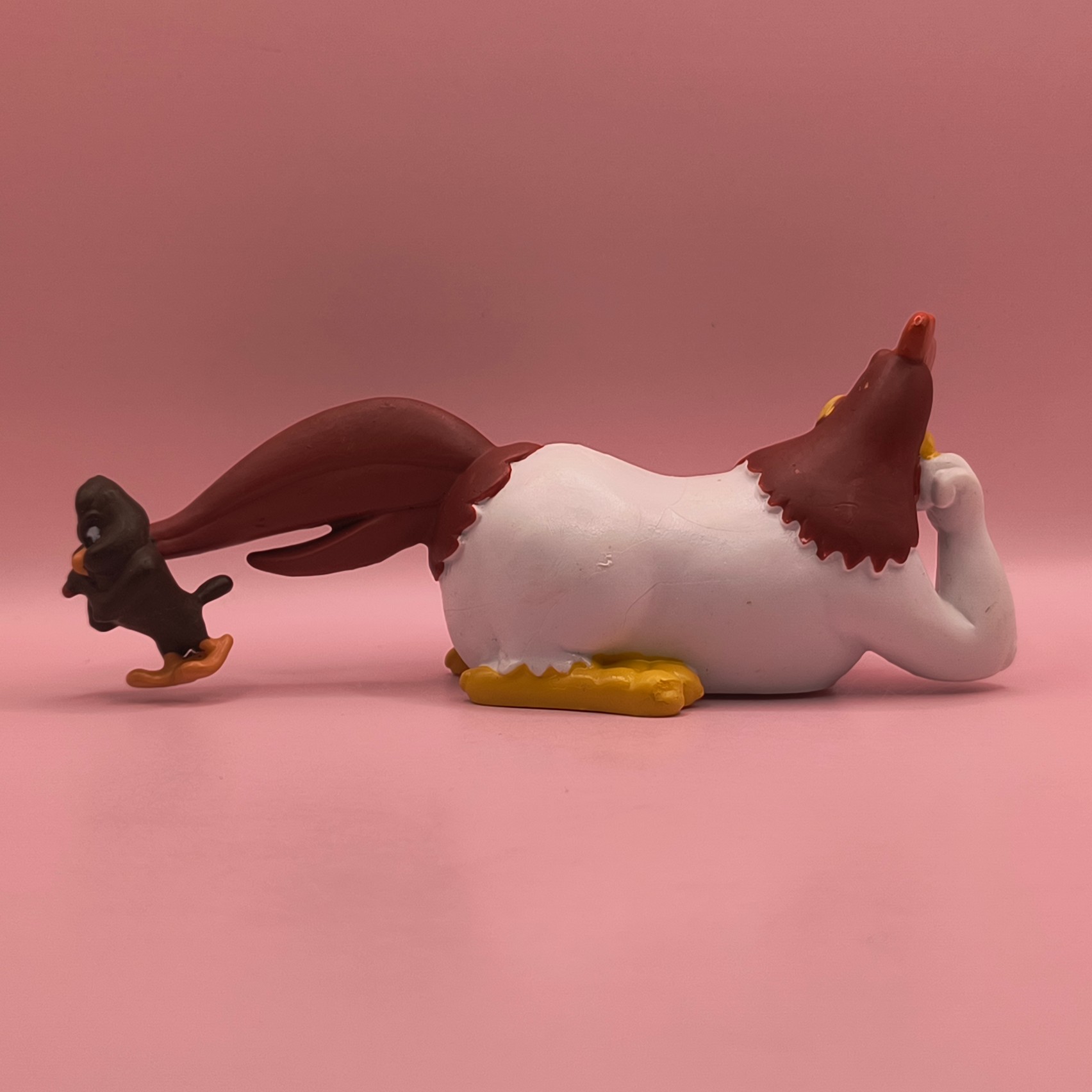 Bagsiden af den originale Looney Tunes Foghorn Leghorn og Henery Hawk retro-figur fra 1994, som dokumenterer den glatte, hvide overflade og halefjerenes stand.