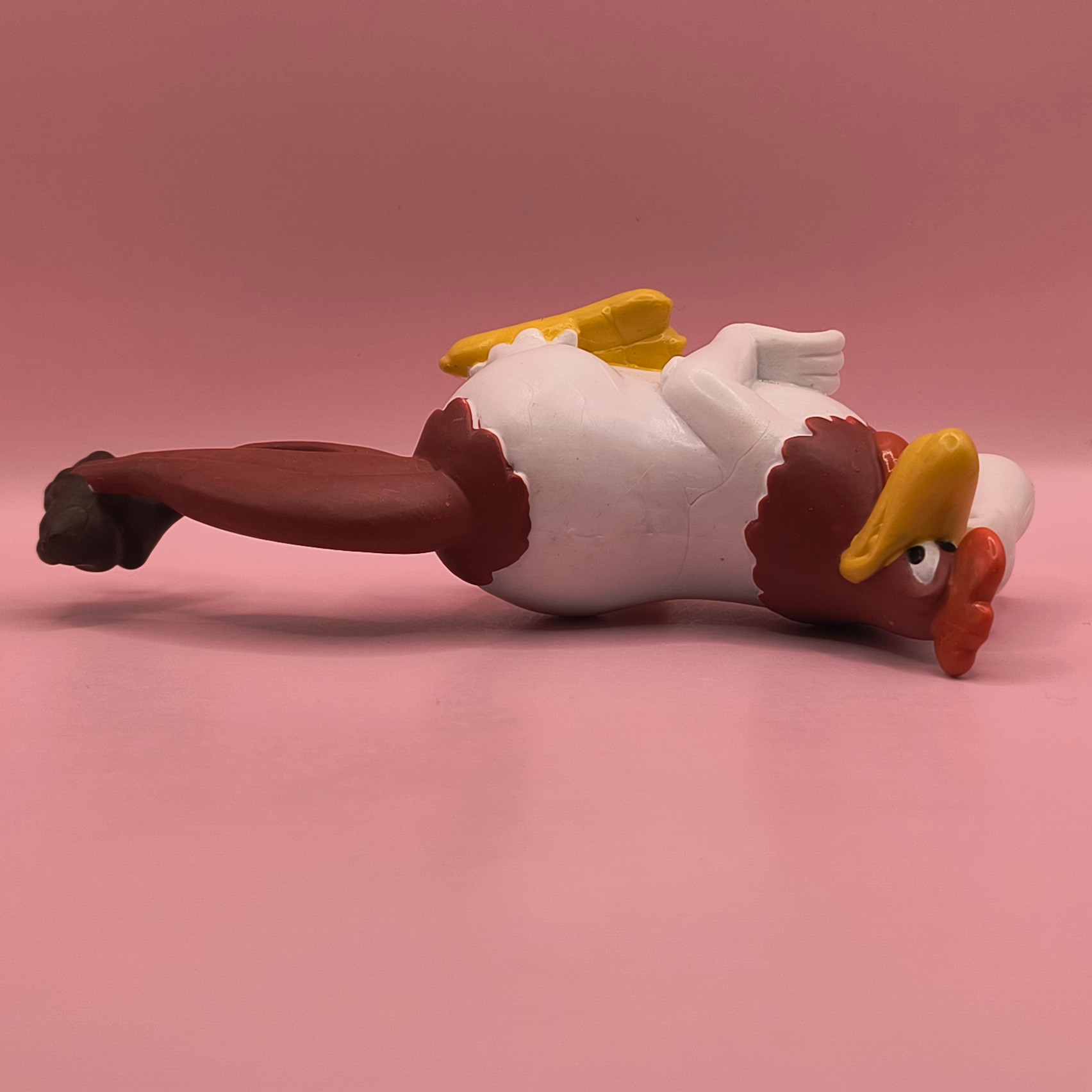 Original Looney Tunes Foghorn Leghorn og Henery Hawk retro-figur set i liggende stand på ryggen, hvilket dokumenterer undersiden af kroppen og føddernes stand.