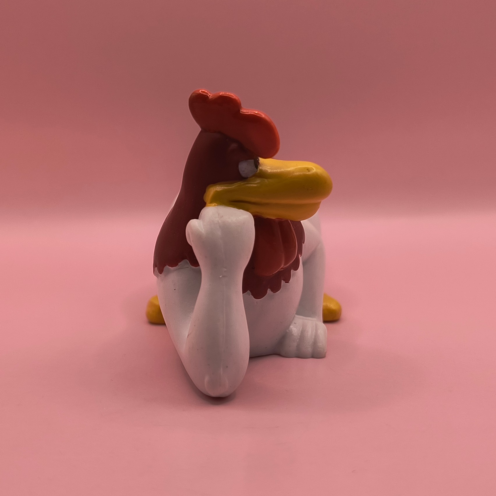 Nærbillede af Foghorn Leghorn retro-figur fra 1994 af mærket Applause set direkte forfra, som dokumenterer ansigtsudtrykket og den intakte gule maling på næbbet.
