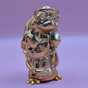 skraa-profil-forsidebillede af original E.T. guld samlerfigur fra LJN Toys Ltd. i urestaureret stand – Originalt retro-samlerobjekt på Ayounis.dk